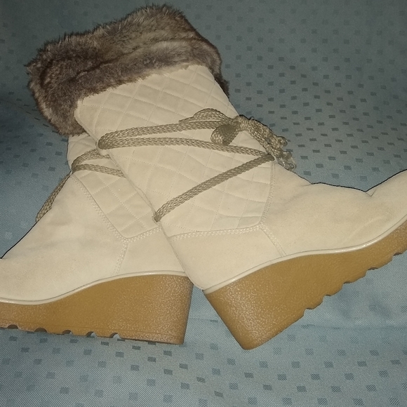 Marc Jacobs cream suede wedge boots. Size 36 - Picture 3 of 12
